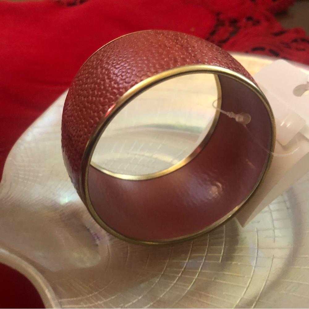 Enamel Coral Gold tone bangle.one size - Picture 3 of 8